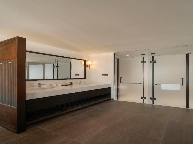 Len Hotel image