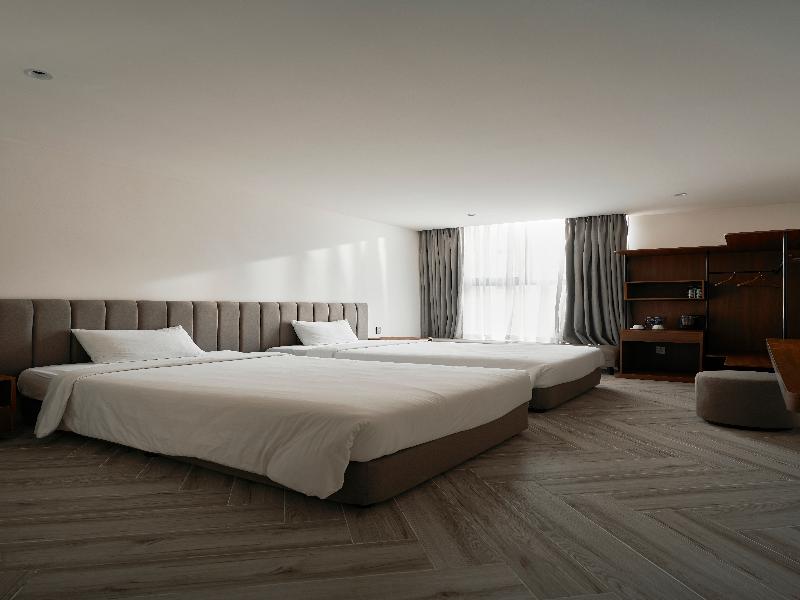 Len Hotel image