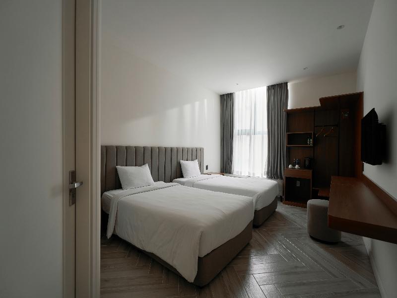 Len Hotel image