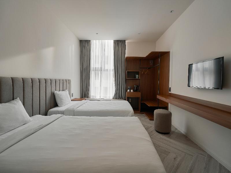 Len Hotel image