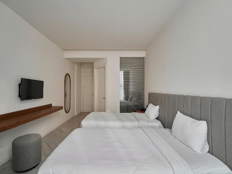 Len Hotel image
