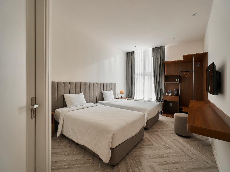 Len Hotel image