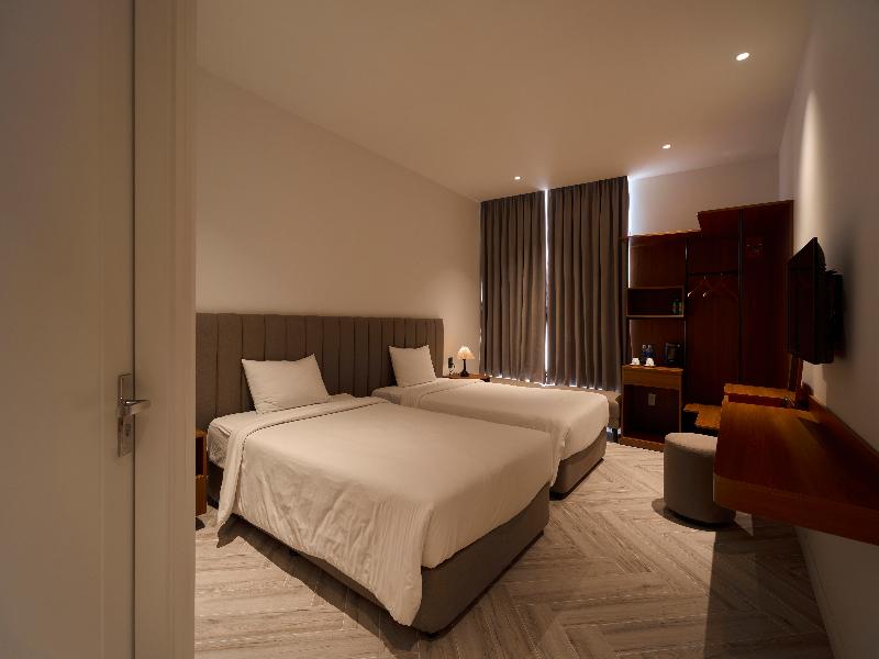 Len Hotel image
