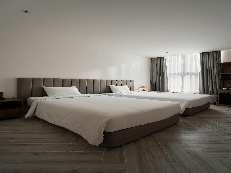 Len Hotel image