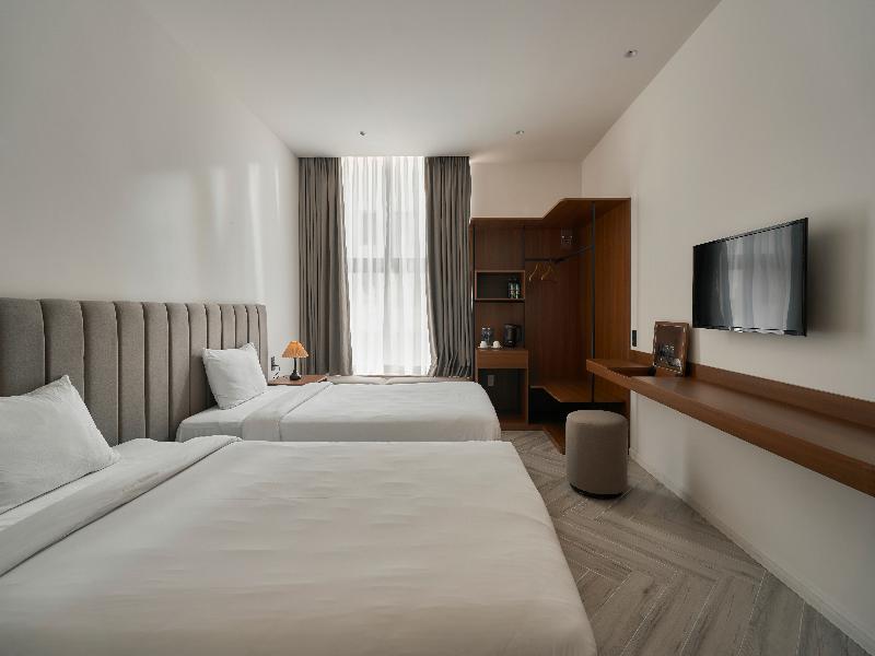 Len Hotel image