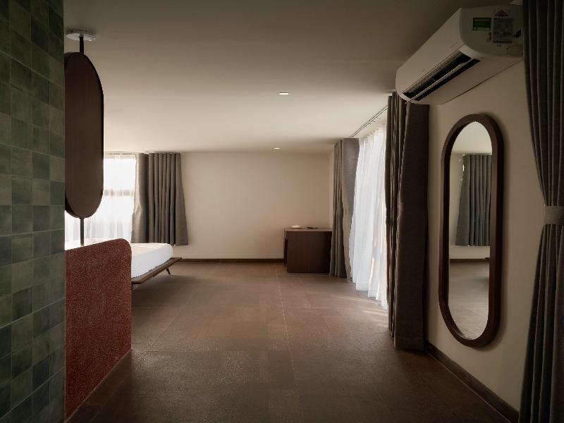 Len Hotel image