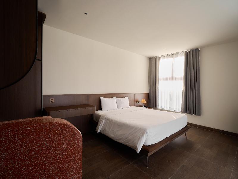 Len Hotel image