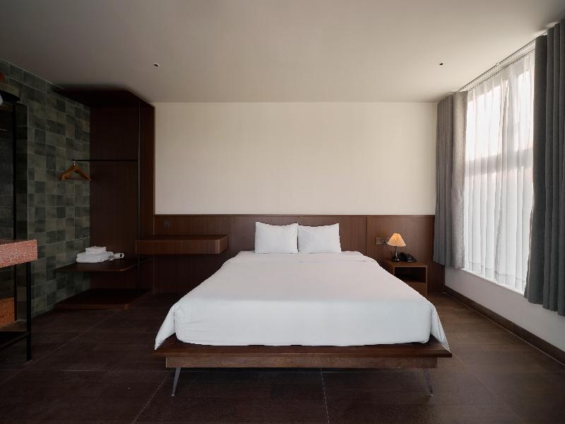 Len Hotel image