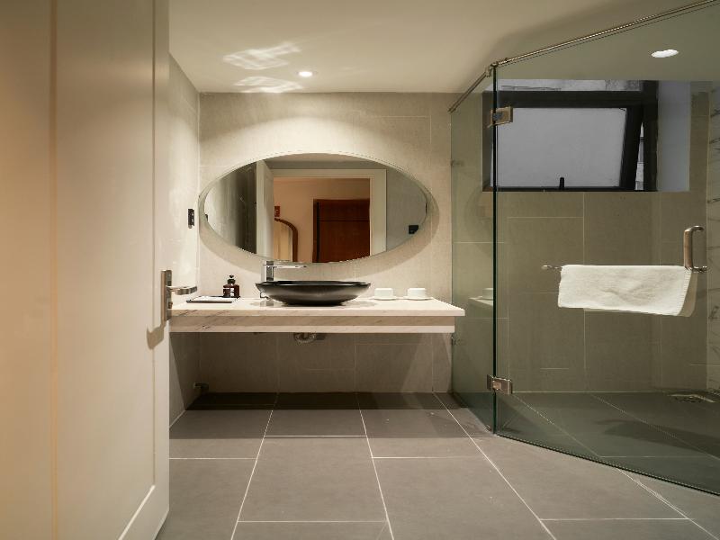 Len Hotel image