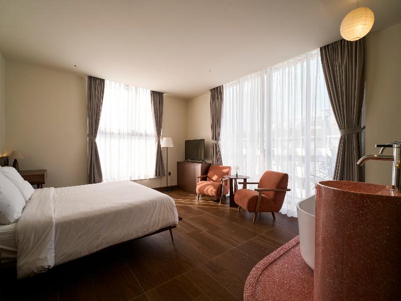 Len Hotel image