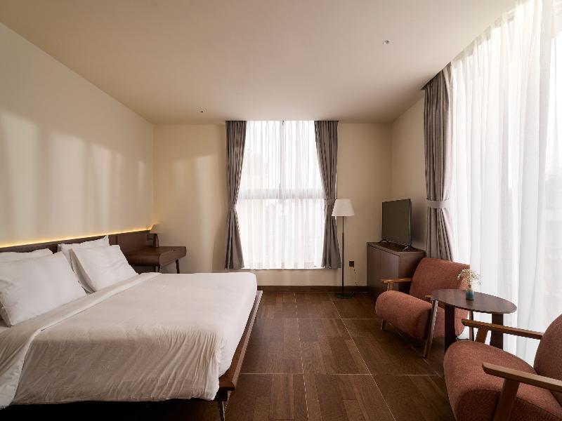 Len Hotel image