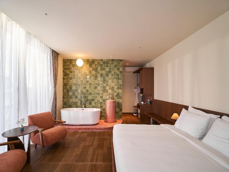 Len Hotel image