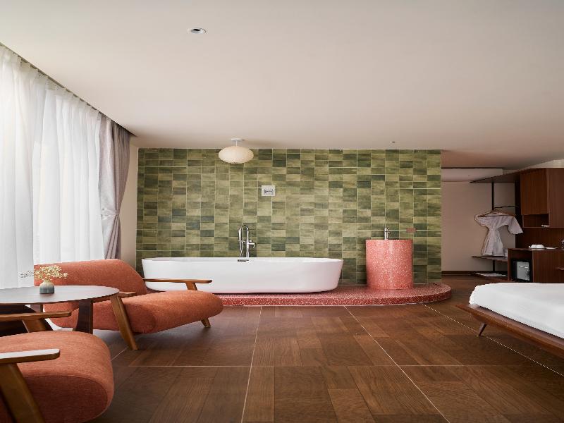 Len Hotel image