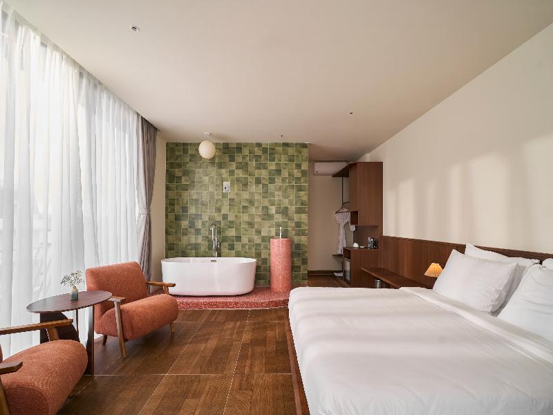 Len Hotel image