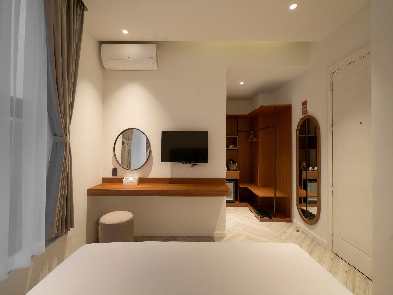 Len Hotel image