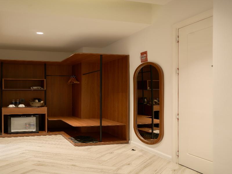 Len Hotel image