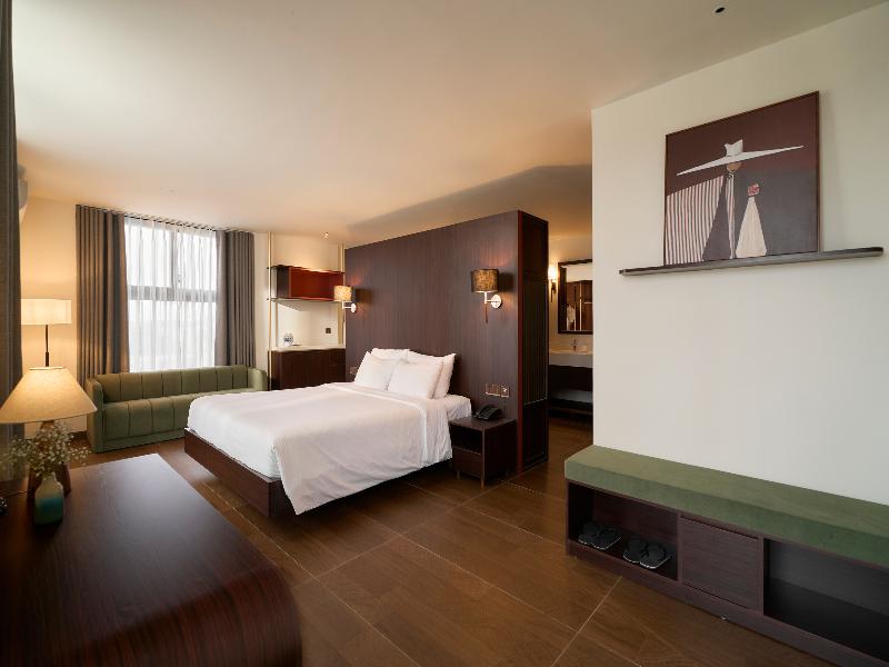 Len Hotel image