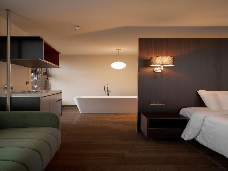 Len Hotel image