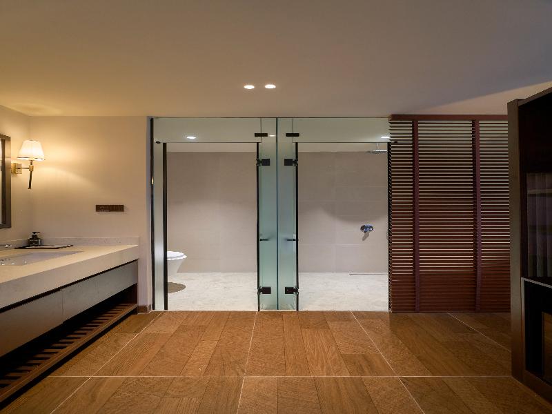 Len Hotel image