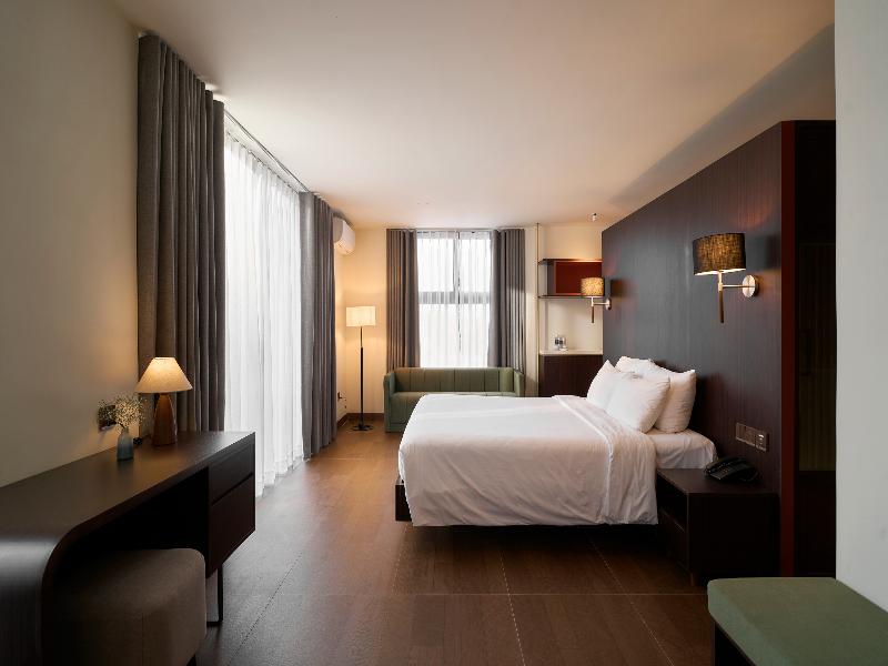 Len Hotel image