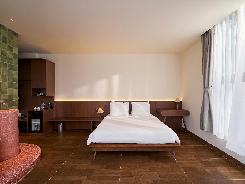 Len Hotel image
