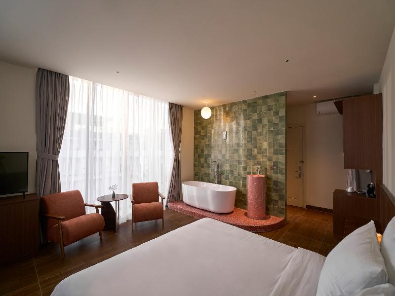 Len Hotel image