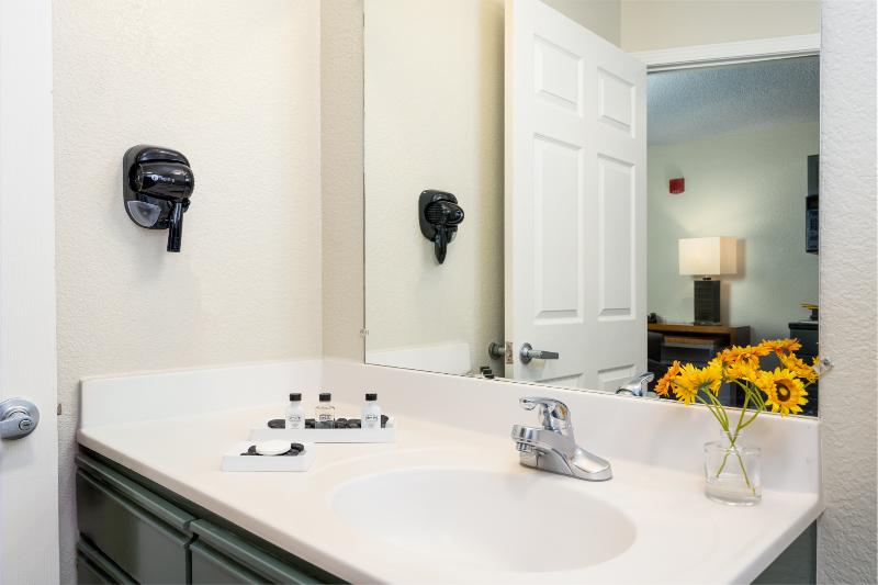 Mcm Elegante Suites image