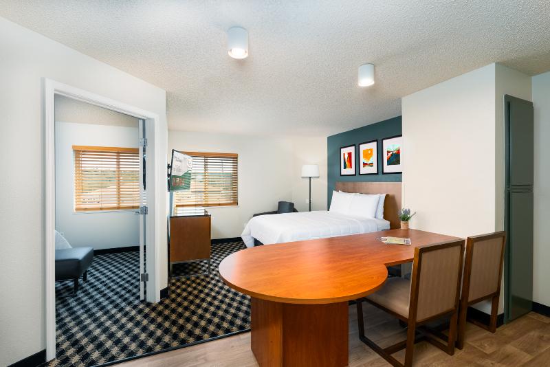 Mcm Elegante Suites image