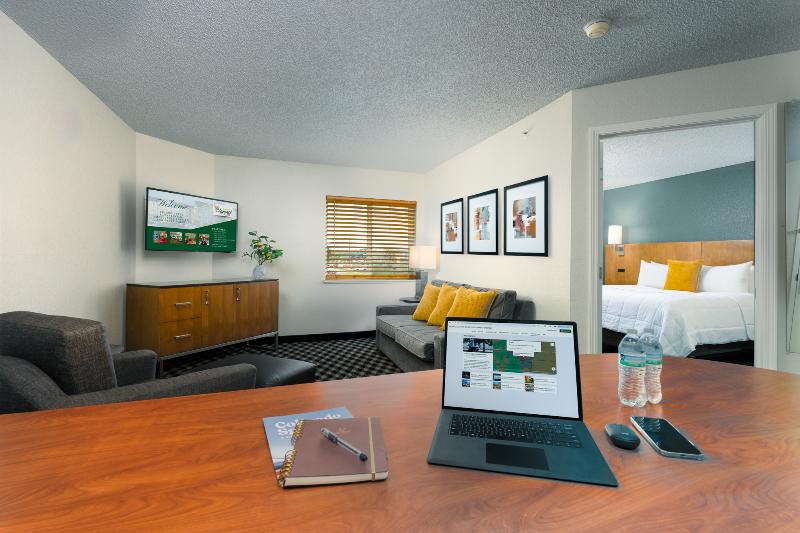 Mcm Elegante Suites image