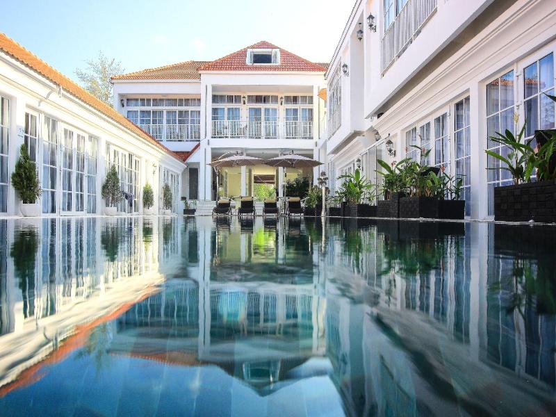 White Boutique Hotel Residences image