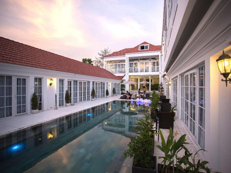 White Boutique Hotel Residences image