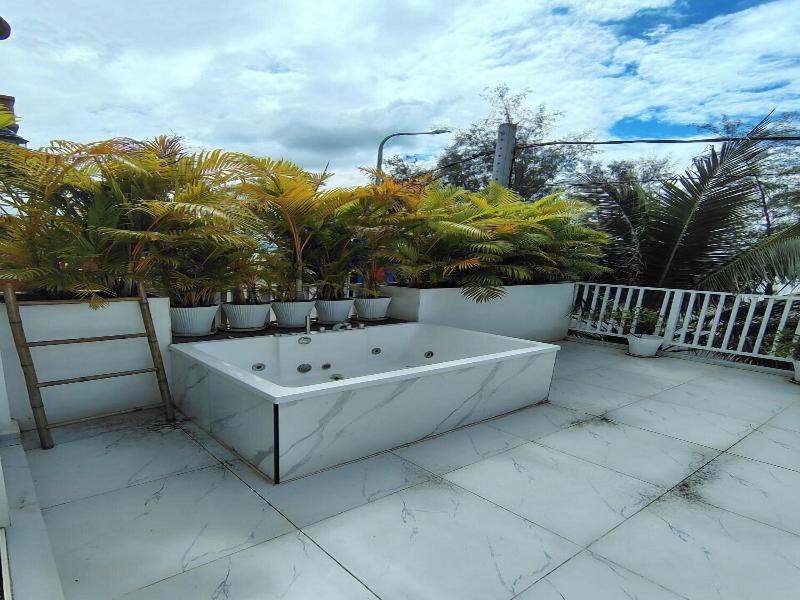 White Boutique Hotel Residences image