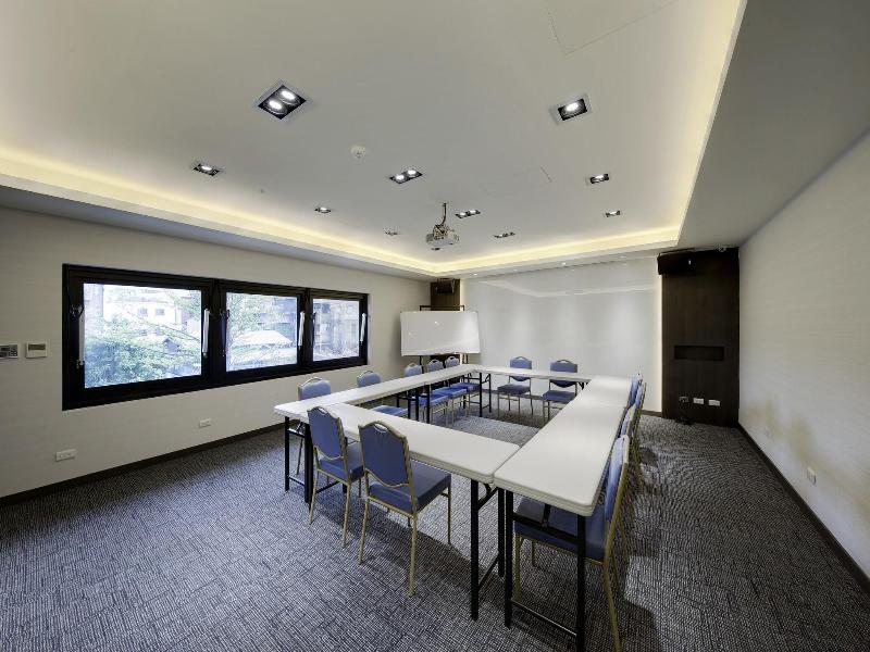 Lakeshore Hotel Suao image