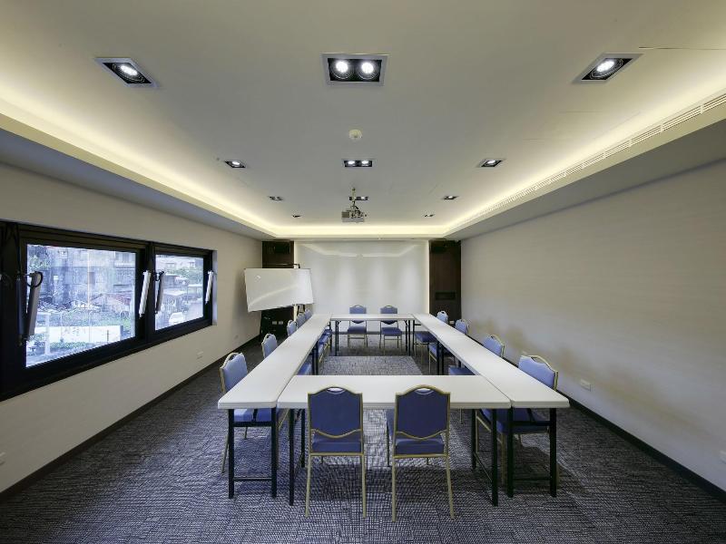 Lakeshore Hotel Suao image