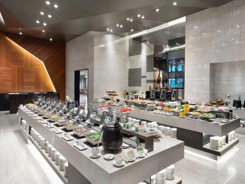 Lakeshore Hotel Suao image