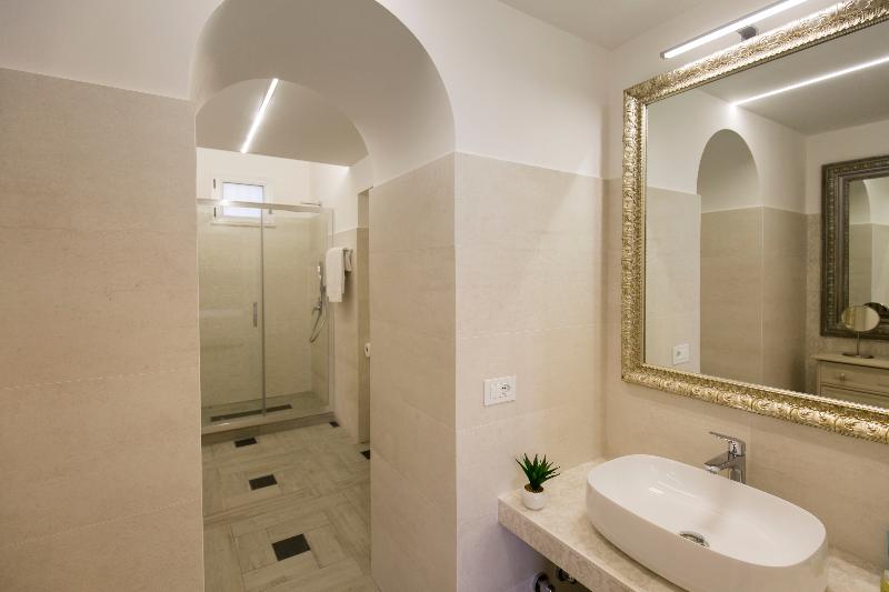 Royal Blue Suite — photo 4