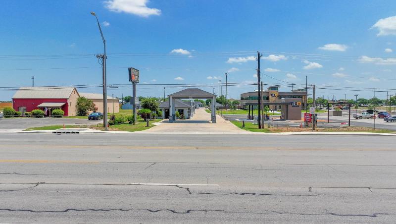 Executive Inn Of Hondo image