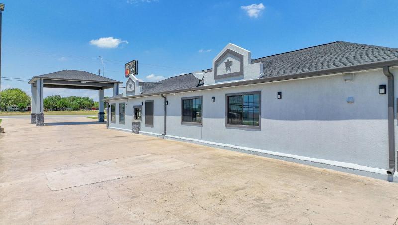 Executive Inn Of Hondo image