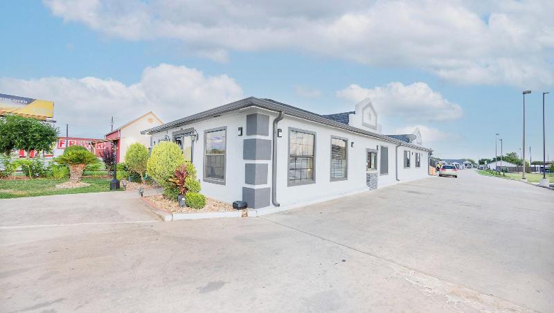 Executive Inn Of Hondo image