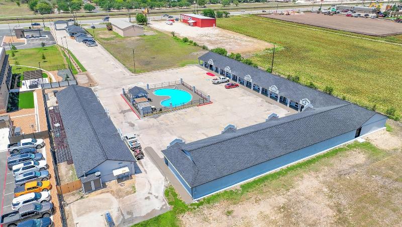 Executive Inn Of Hondo image