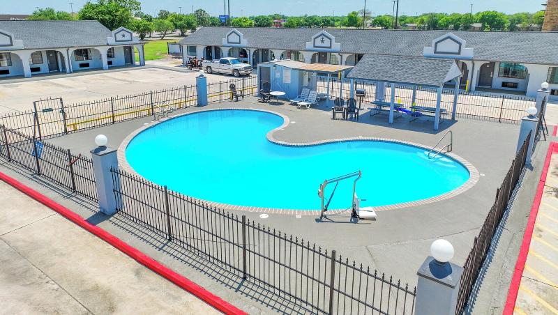 Executive Inn Of Hondo image