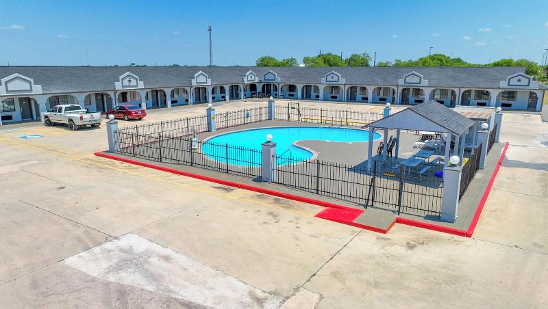 Executive Inn Of Hondo image