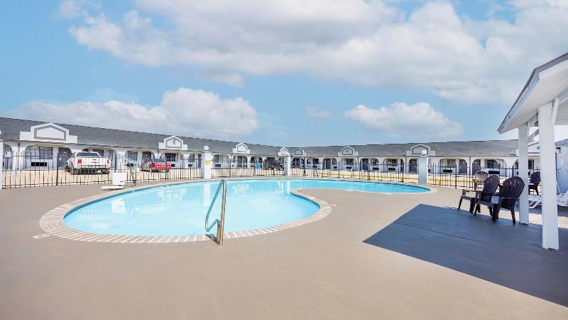 Executive Inn Of Hondo image