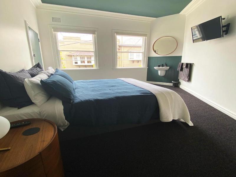 Blues Point Hotel image