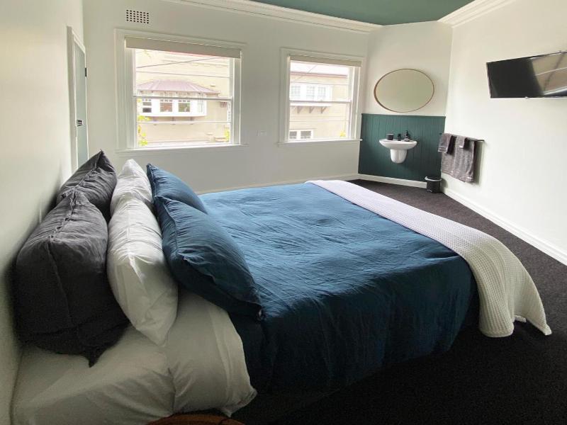 Blues Point Hotel image