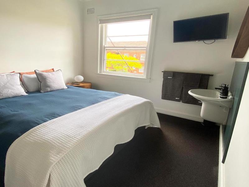 Blues Point Hotel image