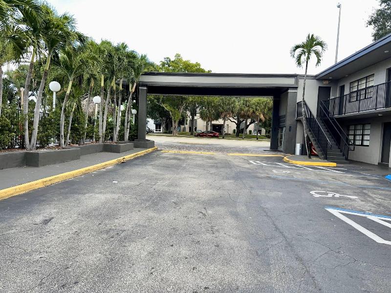 Americas Best Inn And Suites Fort Lauderdale North image