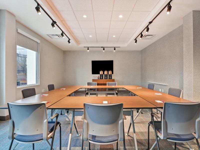 Aloft Secaucus Meadowlands image