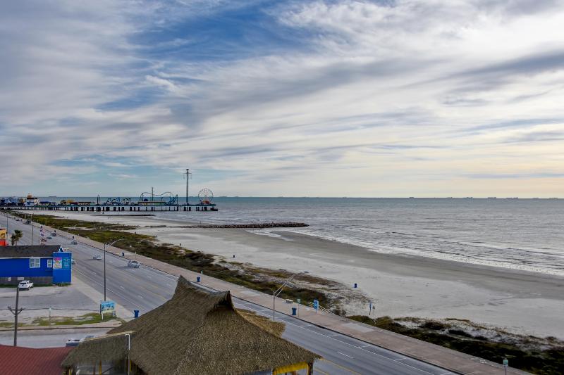 Holiday Inn Express And Suites Galveston Beach image