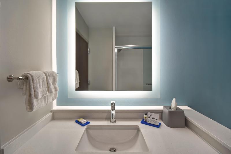 Holiday Inn Express And Suites Galveston Beach image
